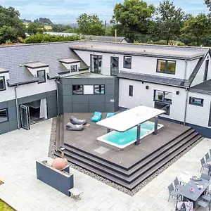 Huxham View - A Luxurious Family Retreat With Swim Spa, Cinema, Gym And Pool Table Poltimore